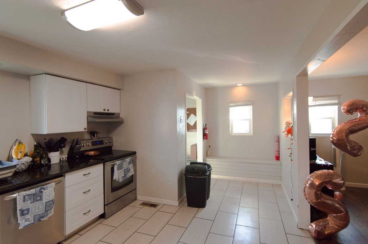 605 S Aurora Street - Photo 4 of 29