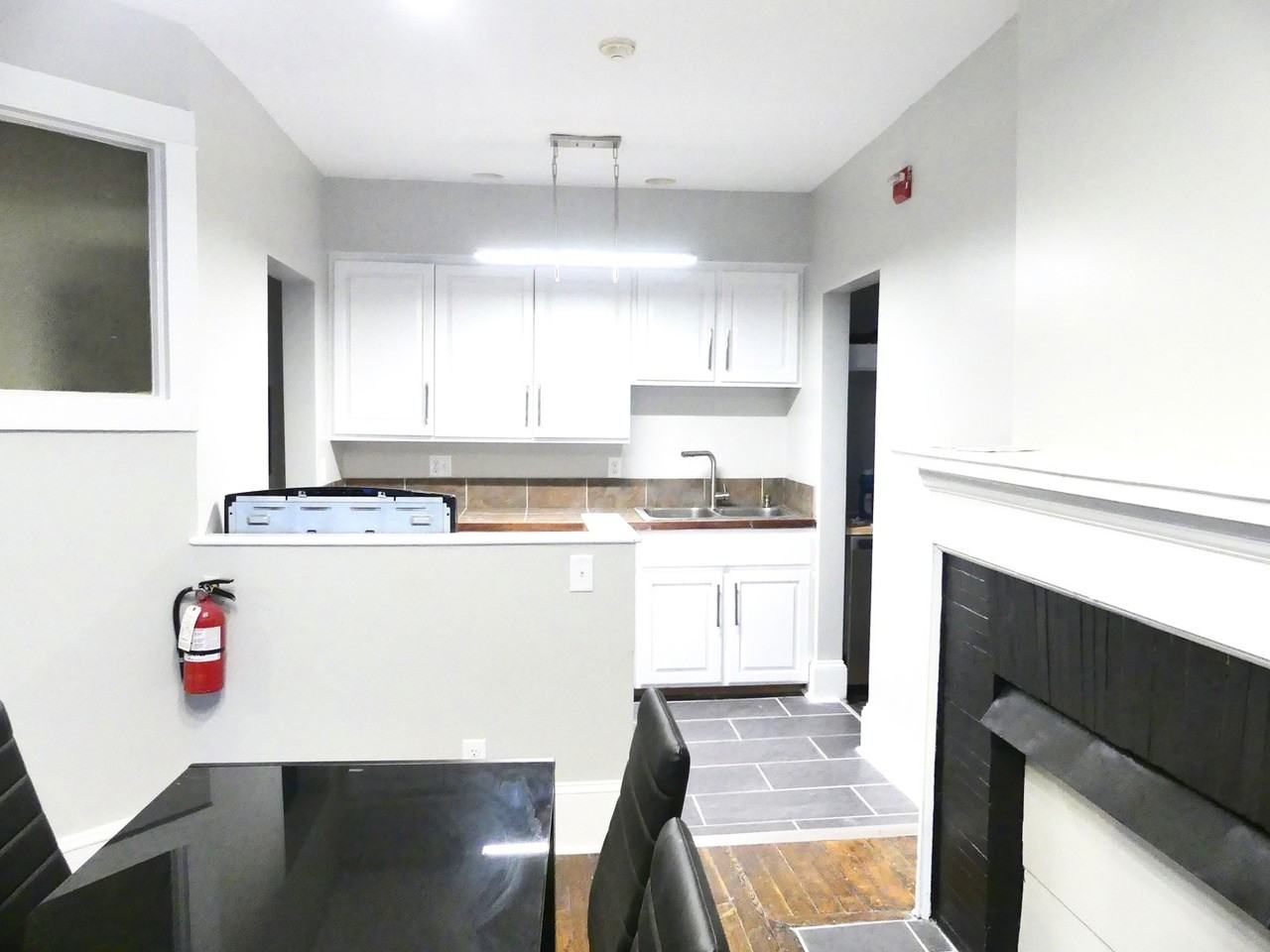 609 E State St - Photo 5 of 50