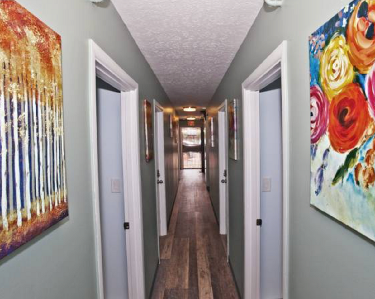 University Manor - Photo 4 of 8