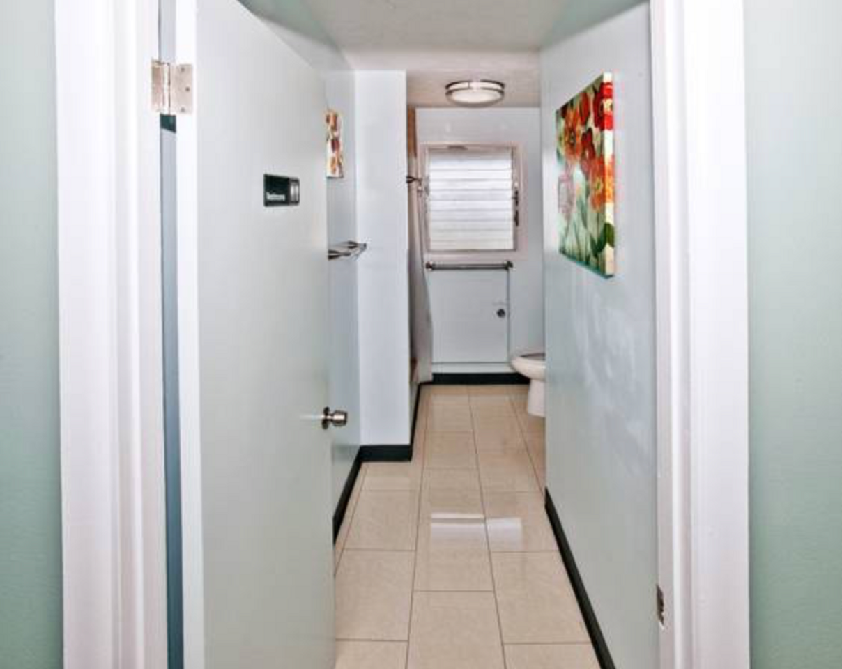 University Manor - Photo 3 of 8