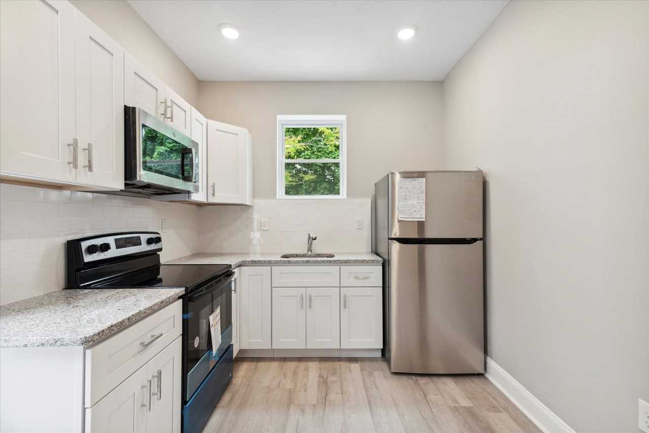 832 Wynnewood Ave - Photo 2 of 8