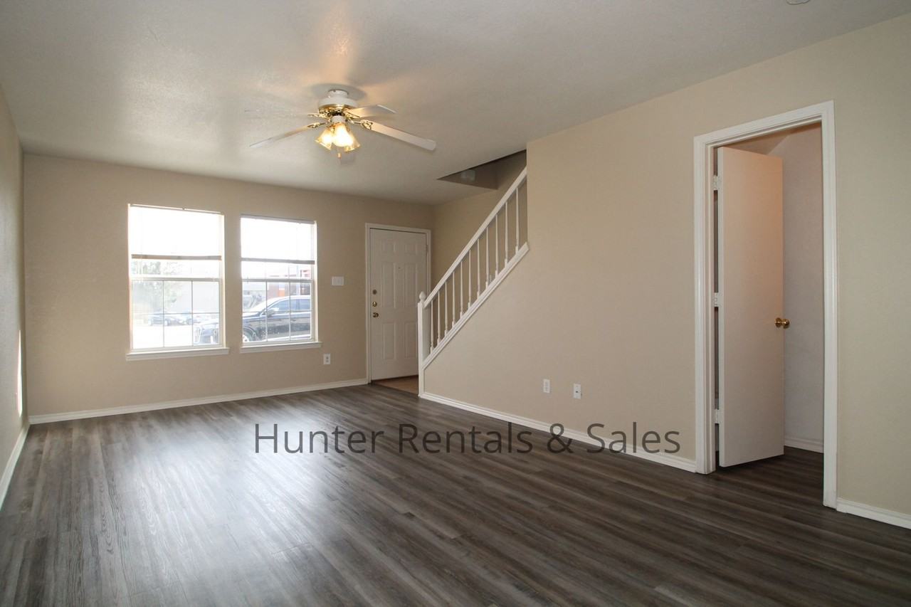 1710 Spring Rose Cir Apt B - Photo 4 of 17