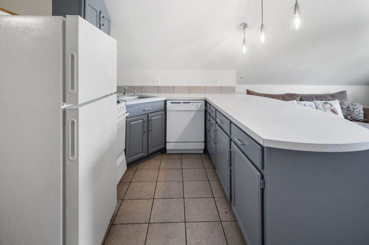 213-215 Columbia St - Photo 4 of 15