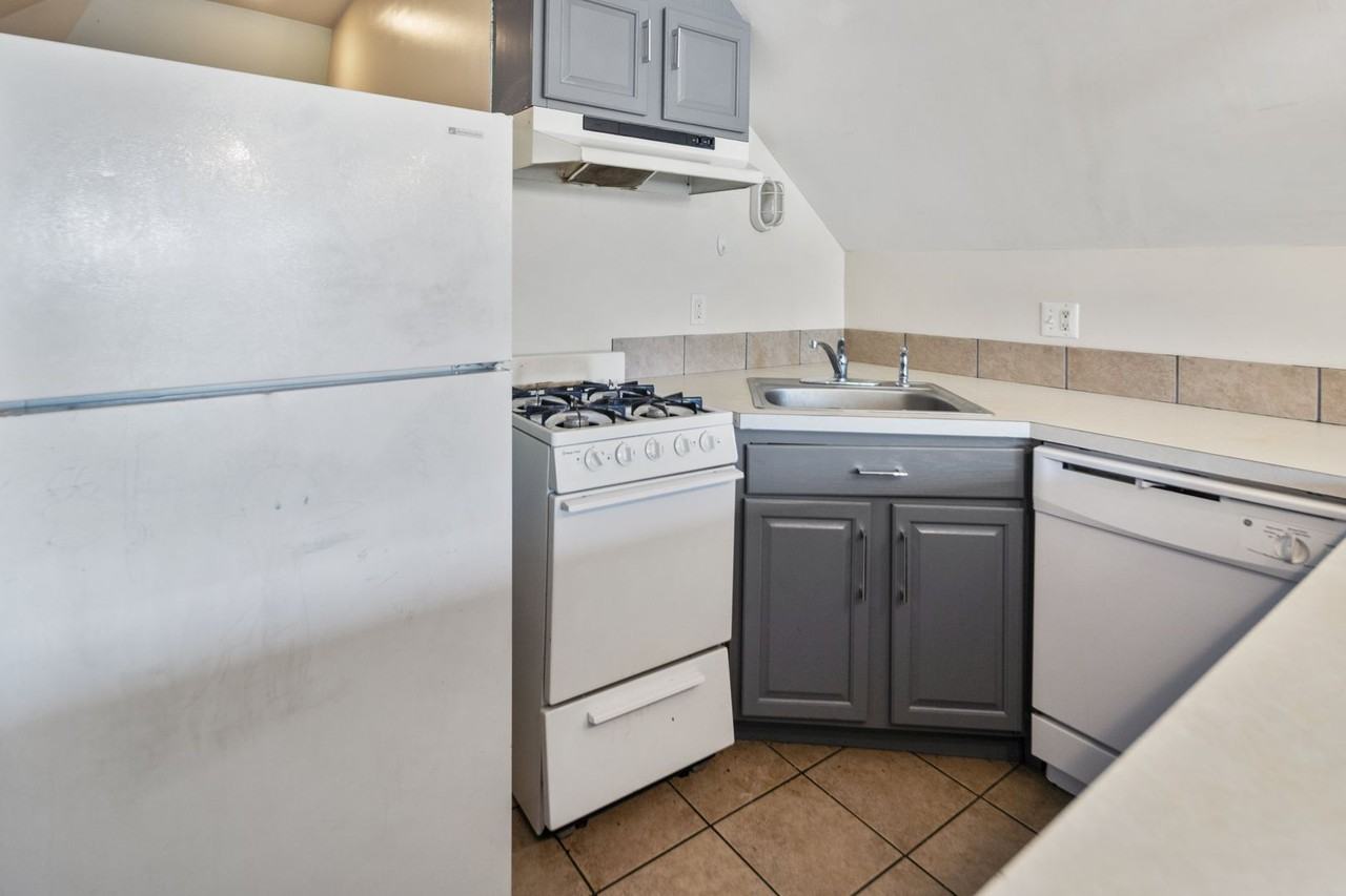 213-215 Columbia St - Photo 5 of 15