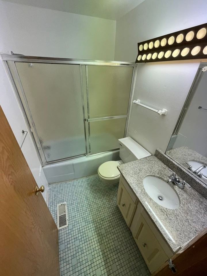 North Campus 2 bedroom 1 bath apartments - Photo 4 of 9