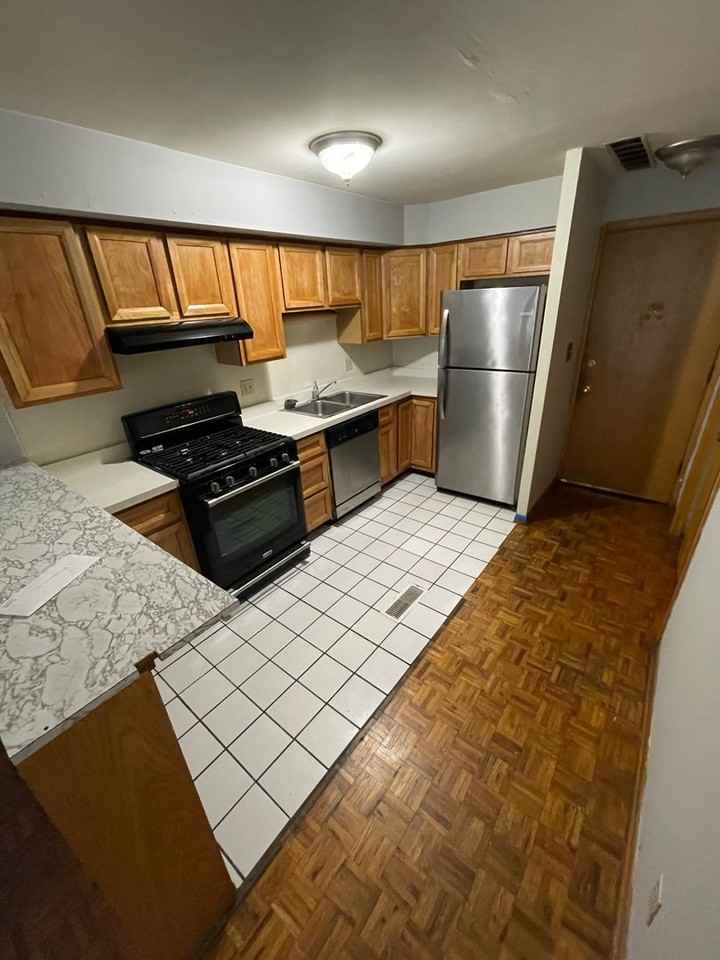 North Campus 2 bedroom 1 bath apartments - Photo 2 of 9