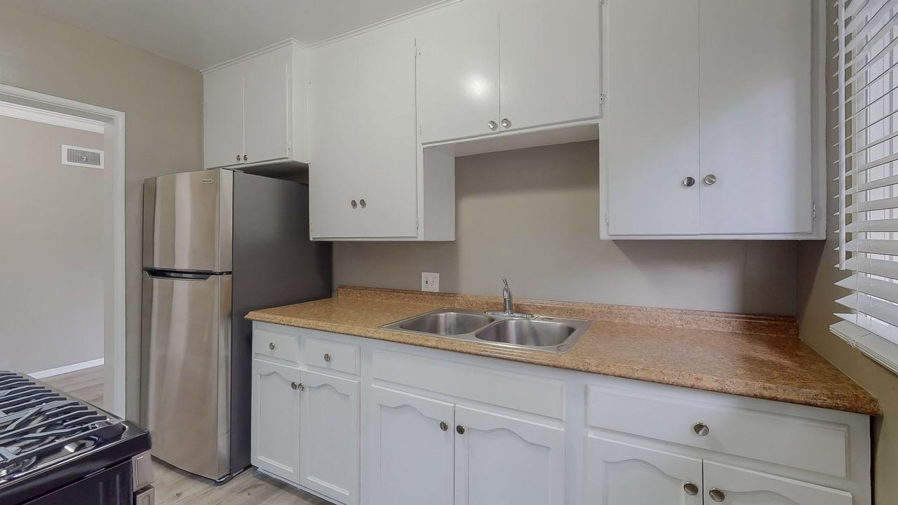 1818 N Kingsley Drive - Photo 3 of 38