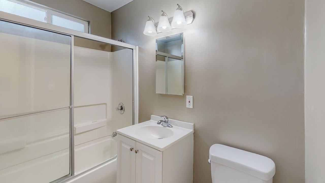 1818 N Kingsley Drive - Photo 4 of 38