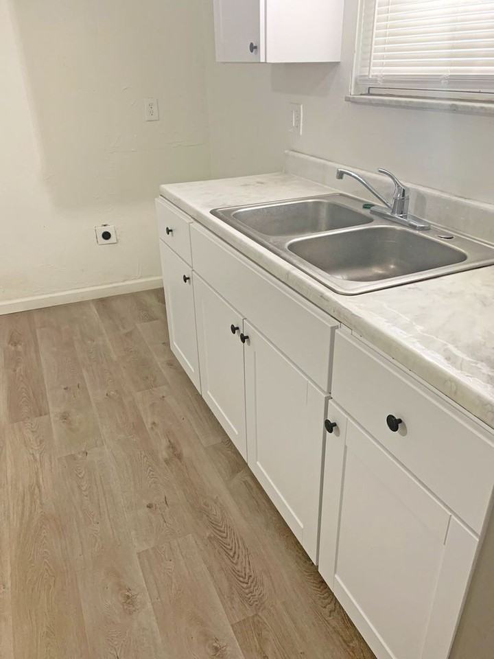 527 Herbert St - Photo 3 of 19