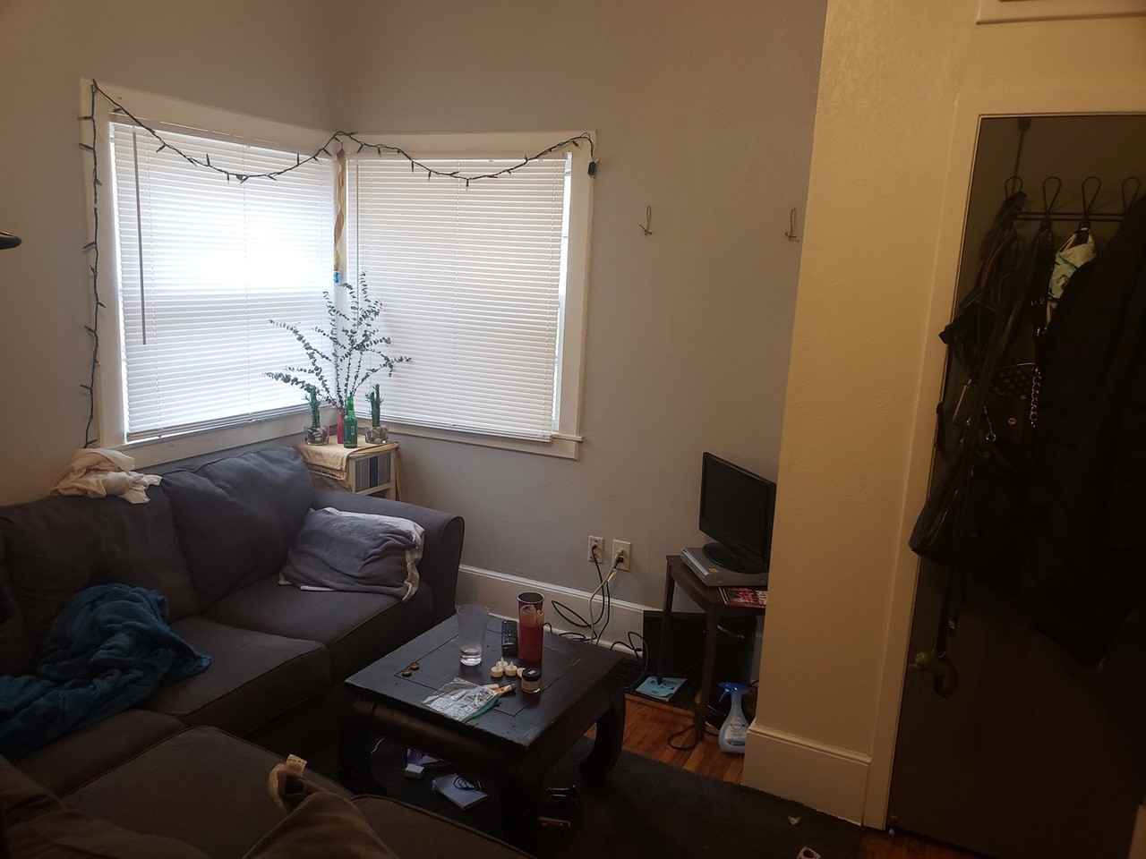 8 Bedroom house w/ 3 bathrooms, 3 kitchens - Photo 3 of 25