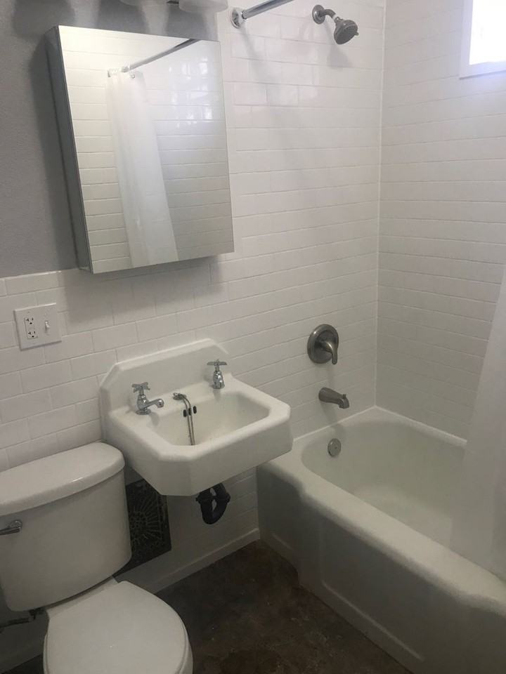 8 Bedroom house w/ 3 bathrooms, 3 kitchens - Photo 5 of 25