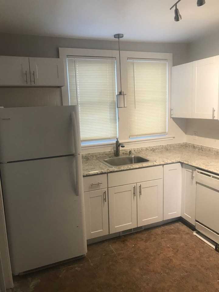 8 Bedroom house w/ 3 bathrooms, 3 kitchens - Photo 7 of 25