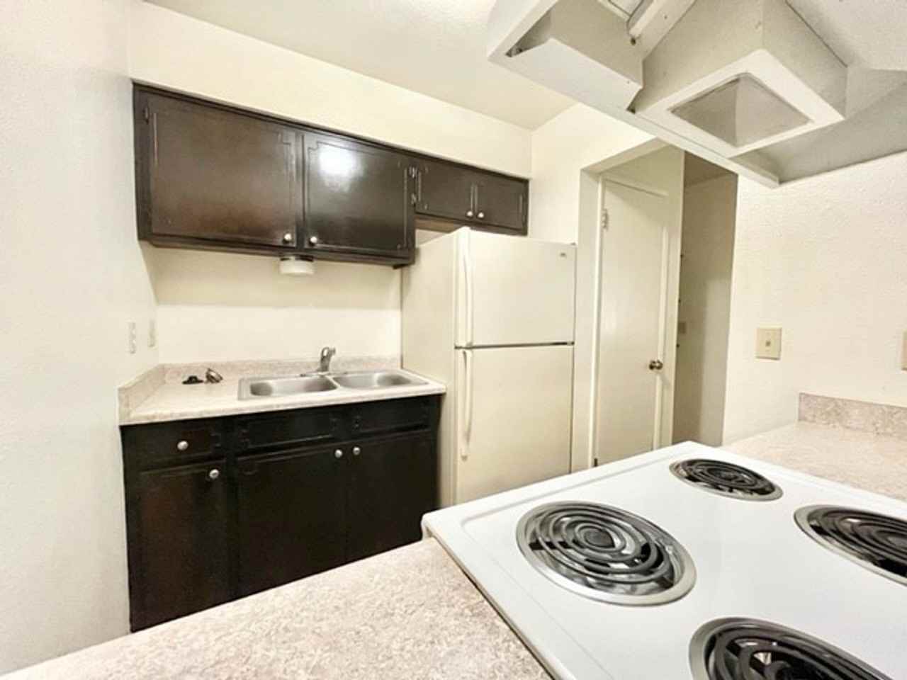 **Pre-Leasing for Summer 2026** 417 Orange Street, 3 Bedroom and 1 Bedroom Options - Photo 4 of 36