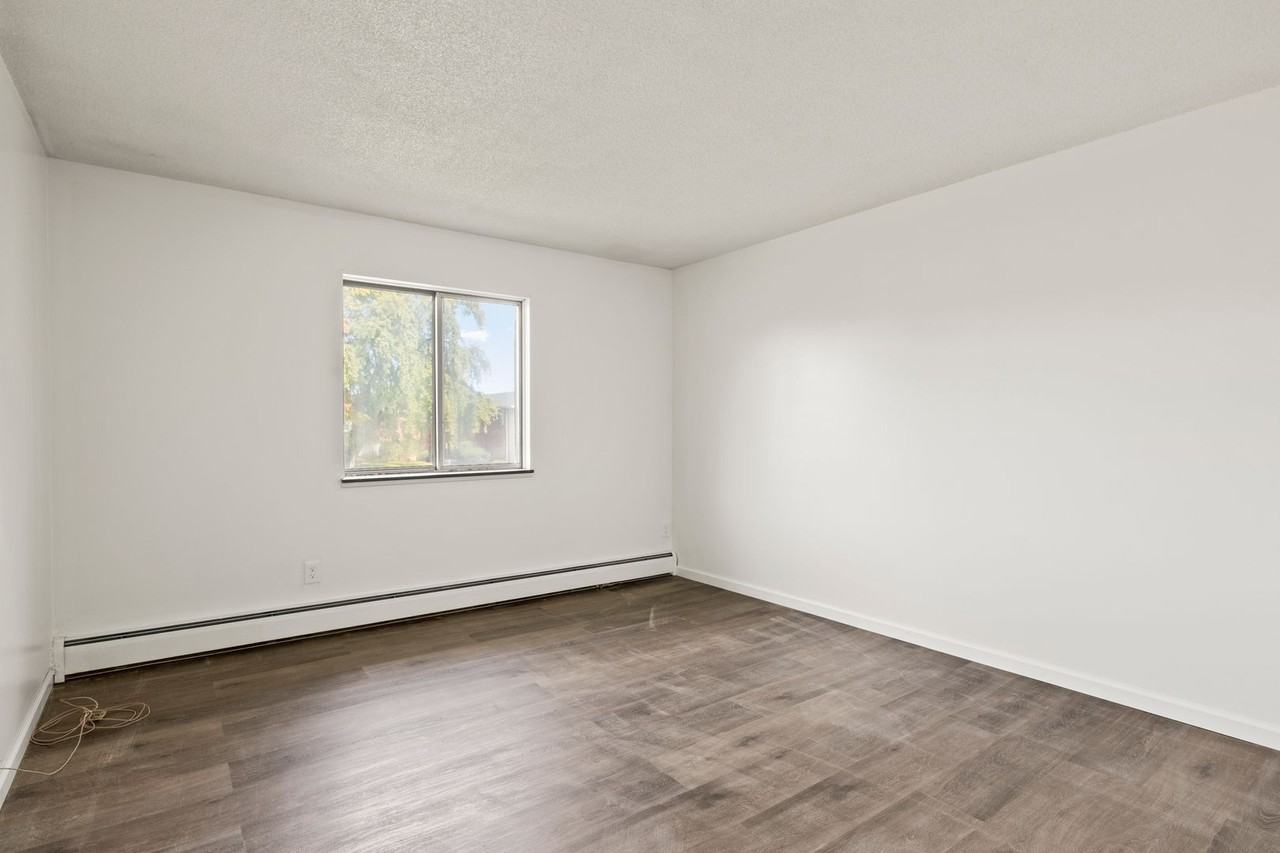 Barbara Manor - Photo 2 of 21