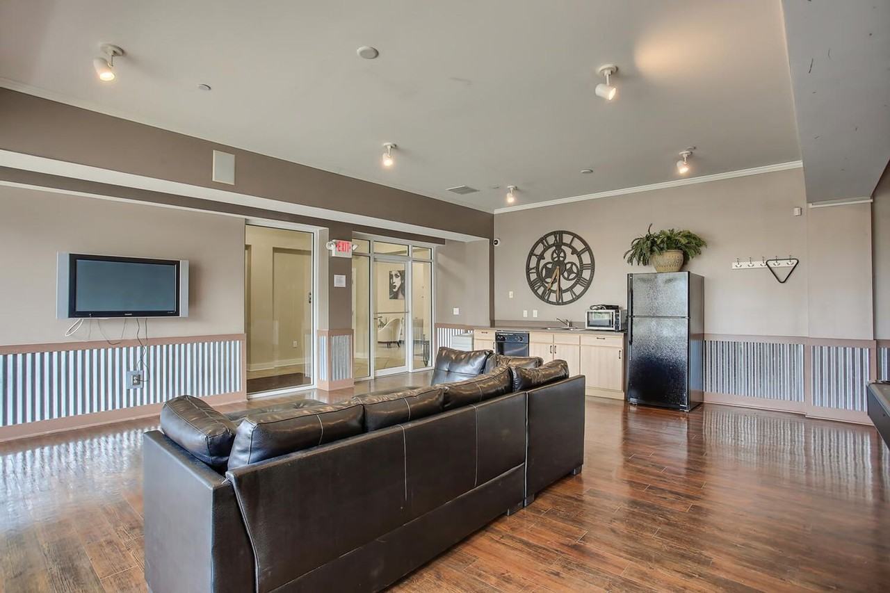 Capstone Quarters - Photo 6 of 50