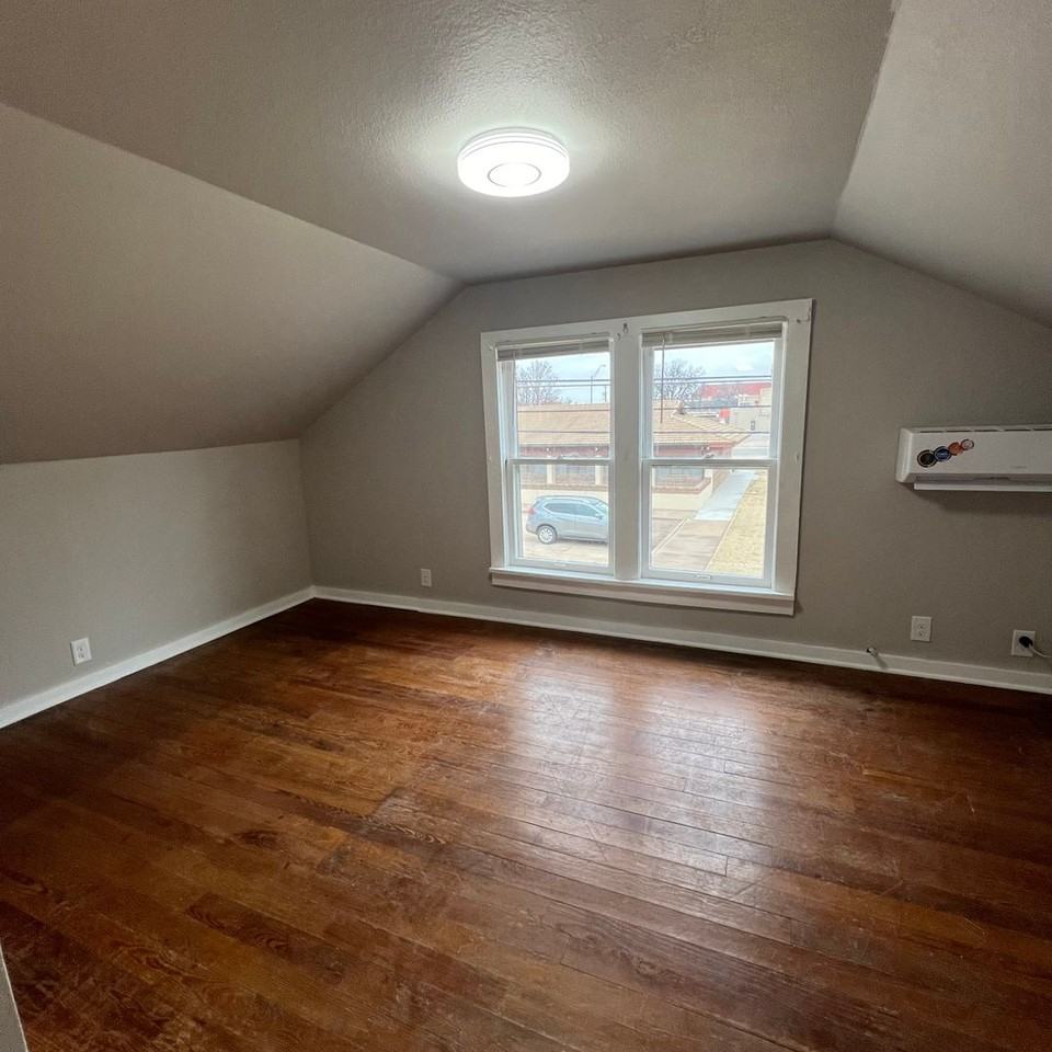 216 S Madison - Photo 2 of 4