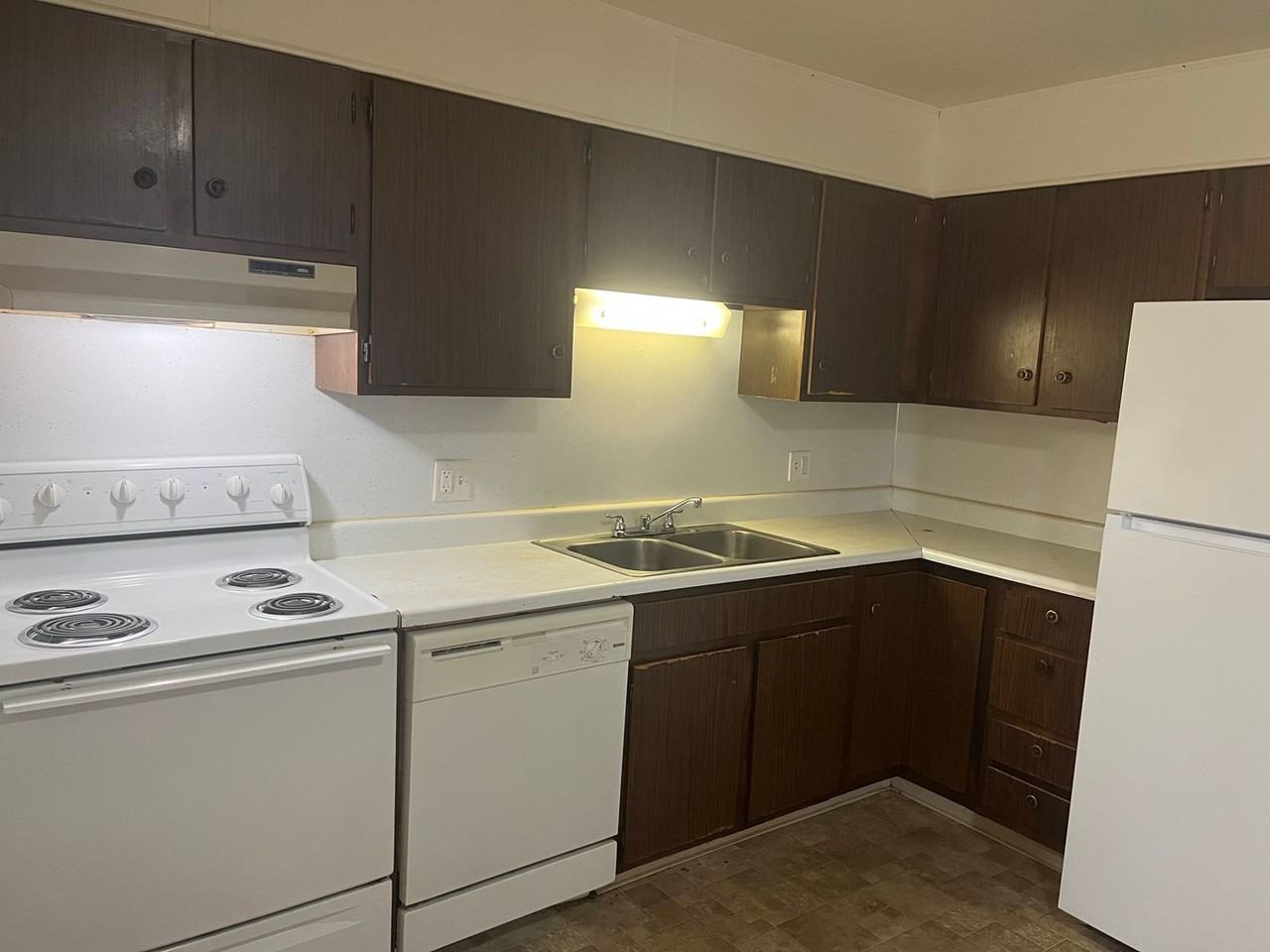 Country Squire - 1850 Squire Dr. - Photo 3 of 10