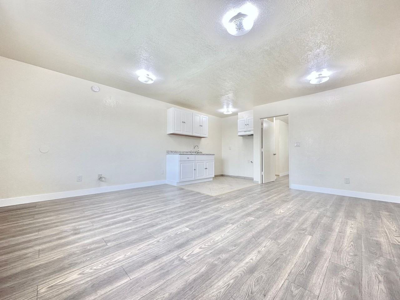 310 East Foothill Boulevard - Photo 4 of 22
