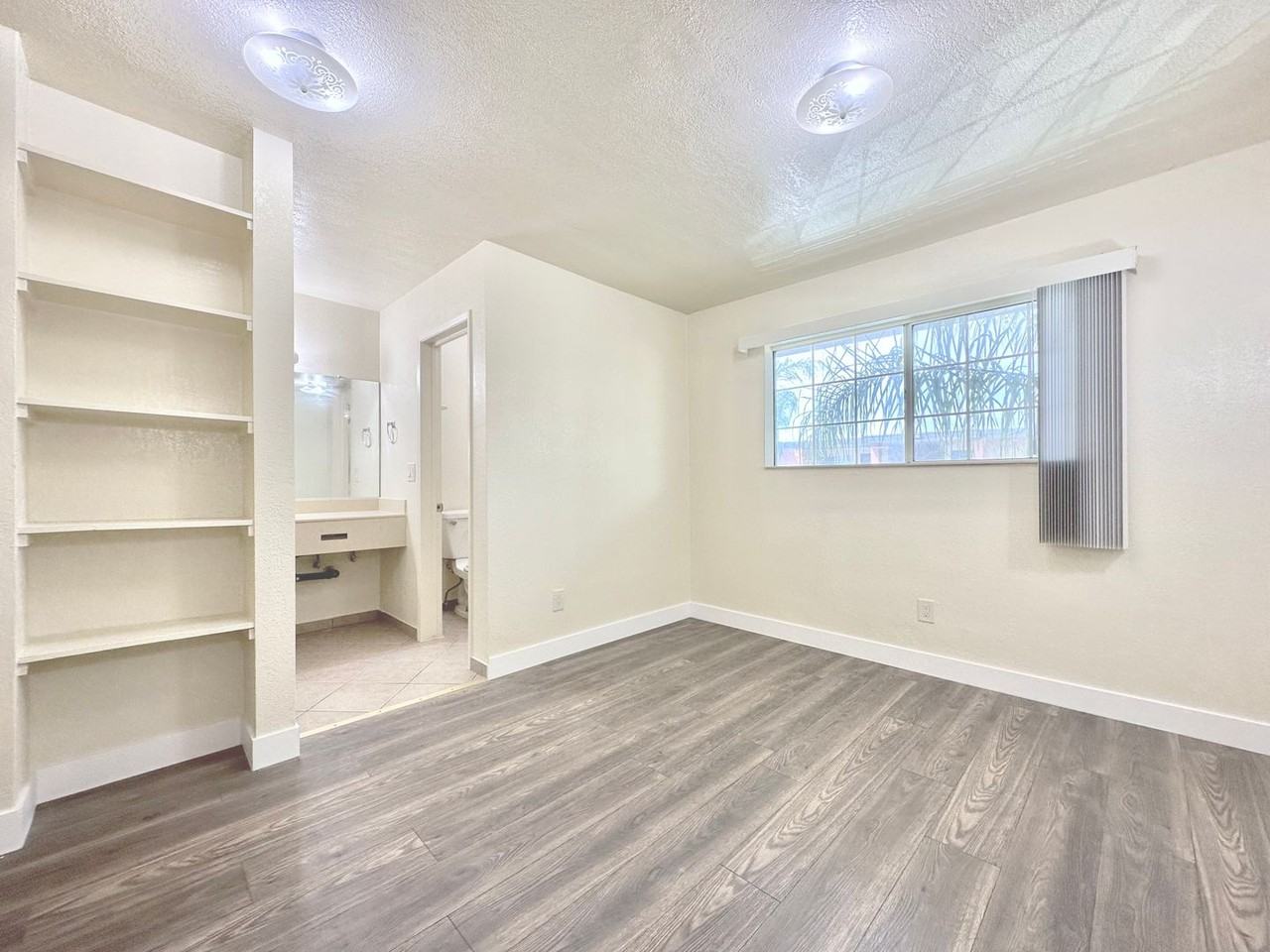 310 East Foothill Boulevard - Photo 7 of 22
