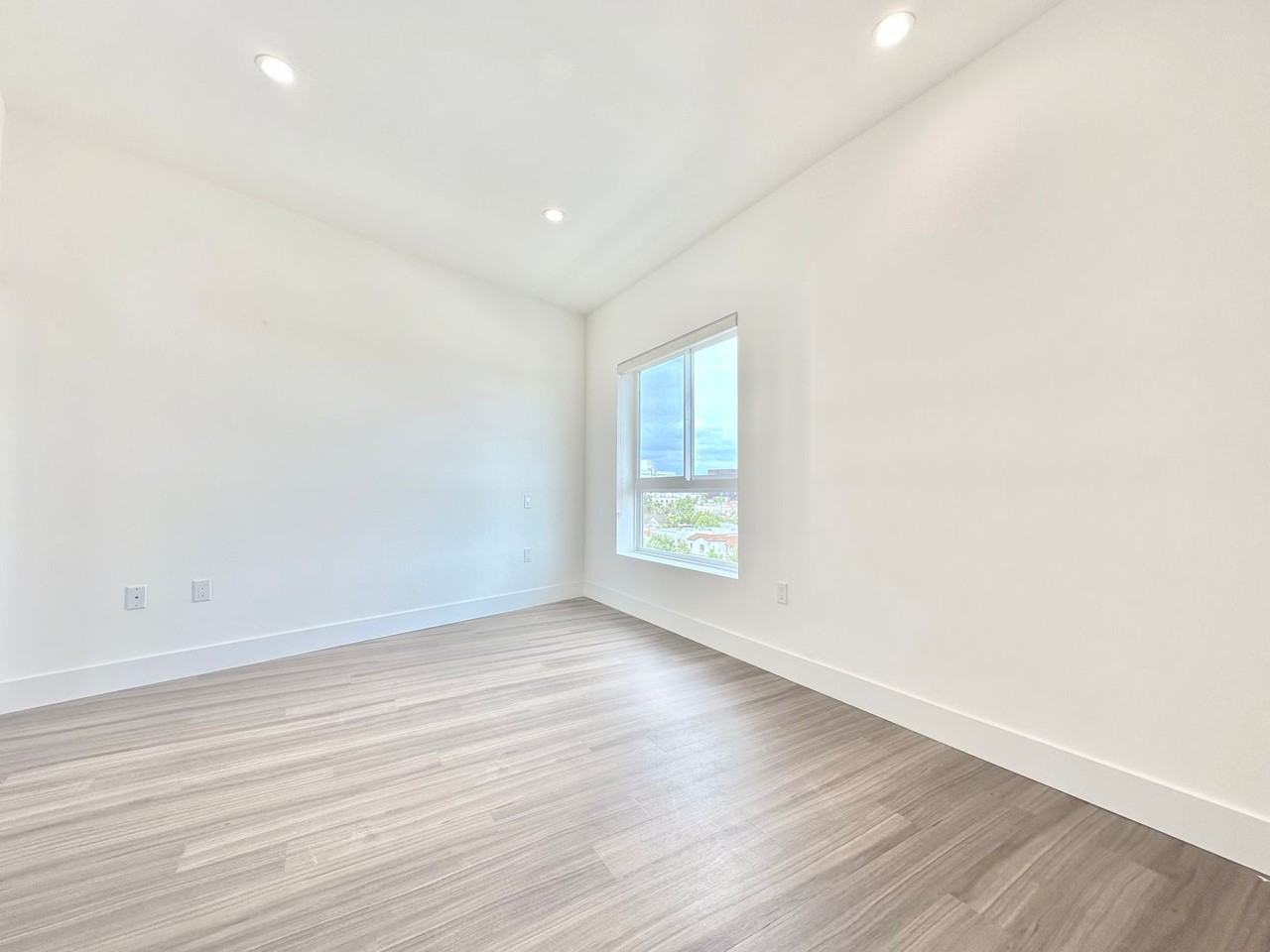 838 S La Brea Ave - Photo 4 of 34