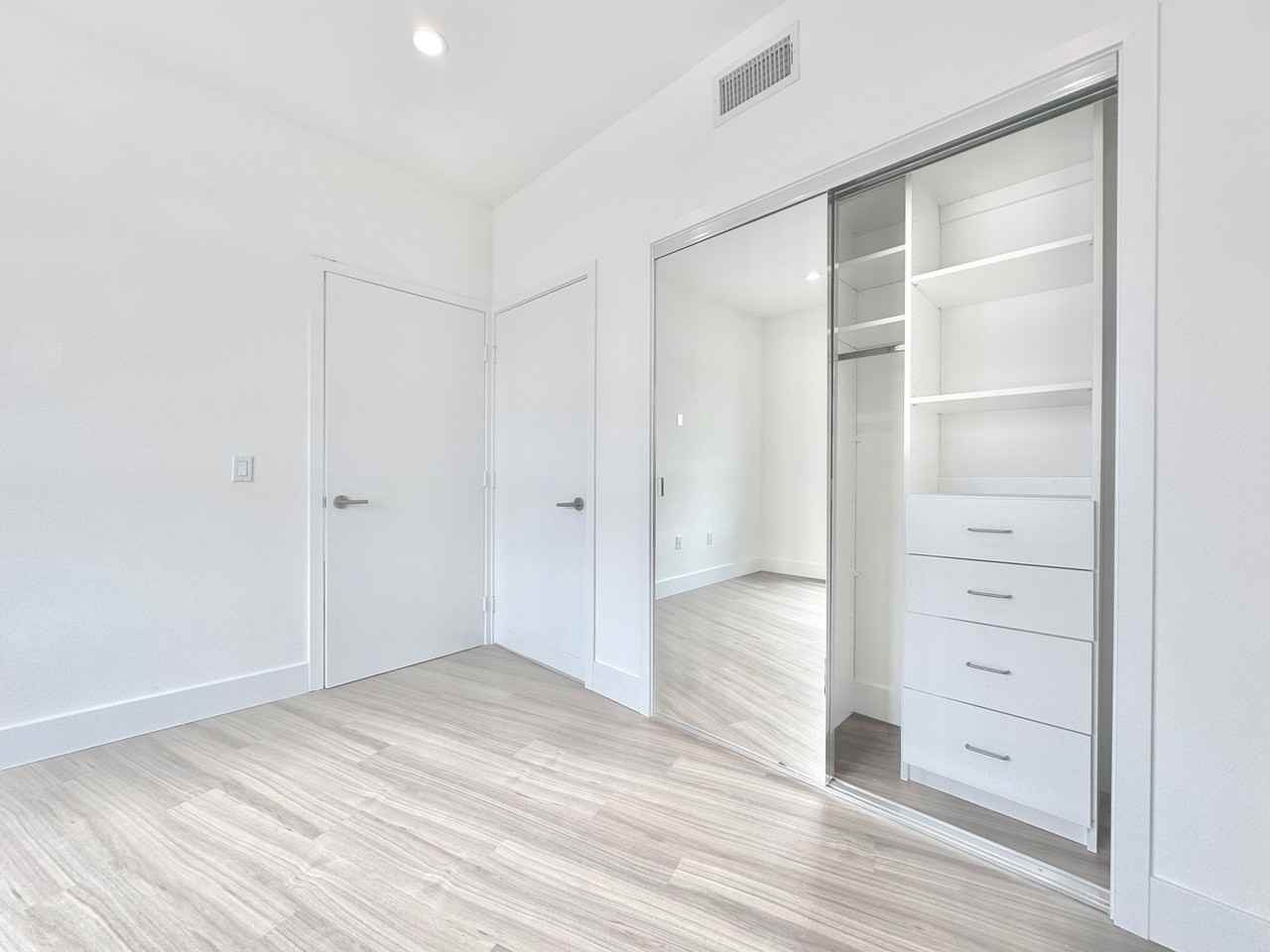838 S La Brea Ave - Photo 5 of 34