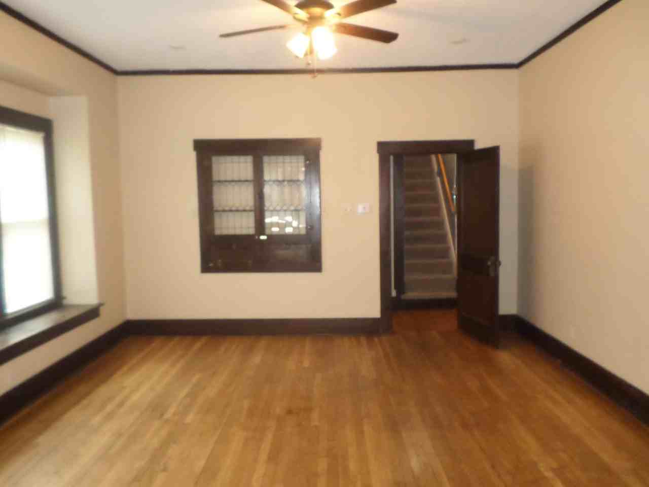 1115 Houston St - Photo 4 of 20