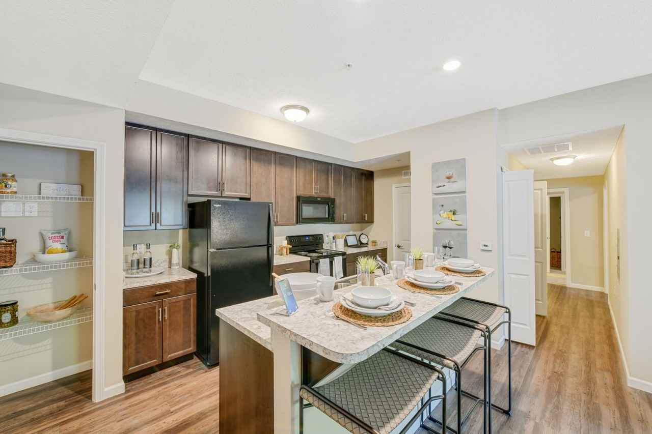 Victoria Manor - Photo 3 of 44