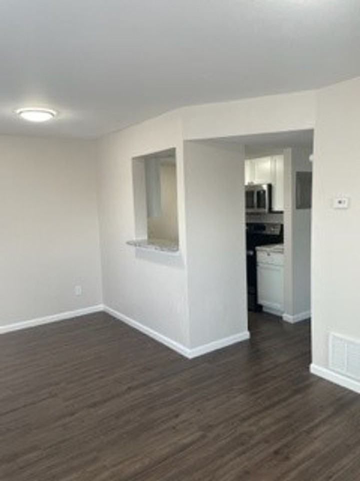 Stadium View Apartments - Photo 4 of 6