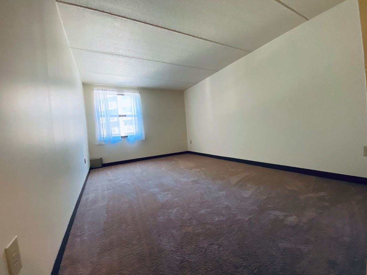 Amberson Plaza Apartments - Photo 2 of 31