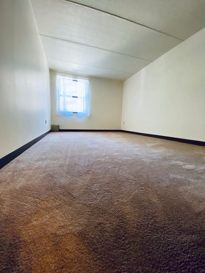 Amberson Plaza Apartments - Photo 3 of 31