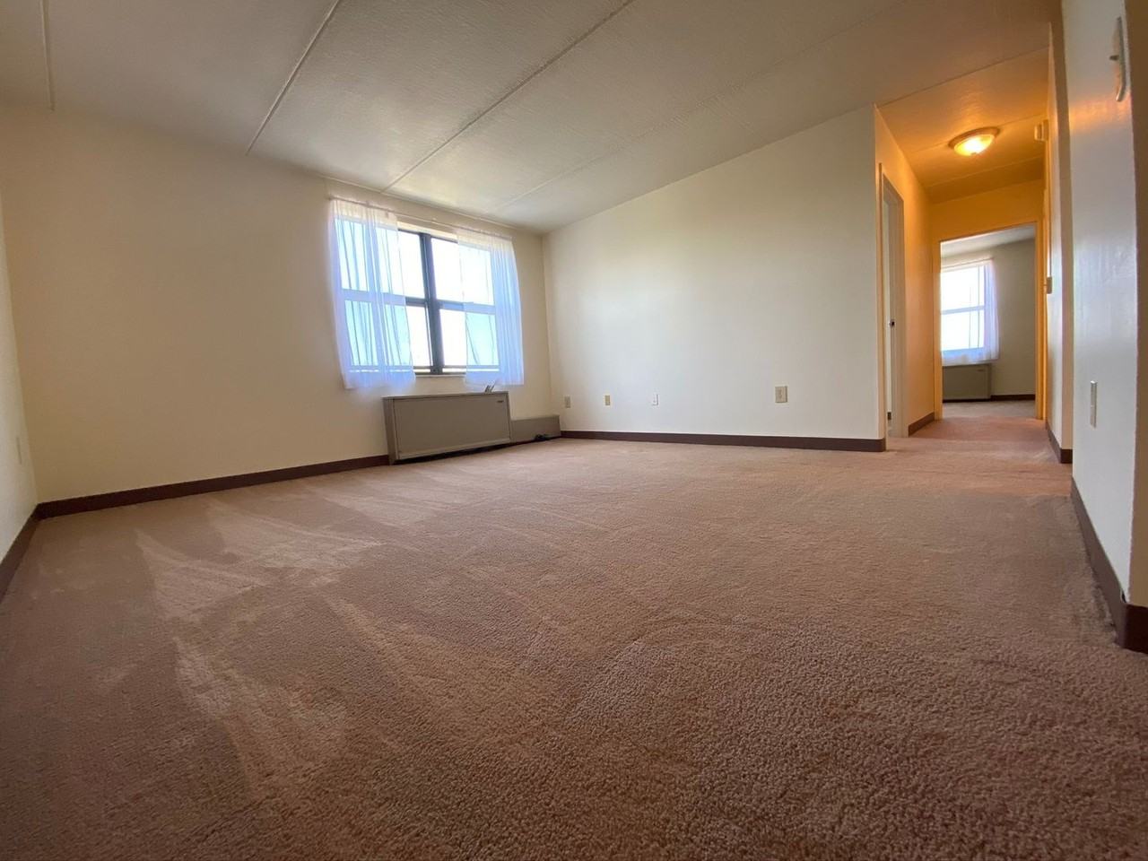 Amberson Plaza Apartments - Photo 5 of 31