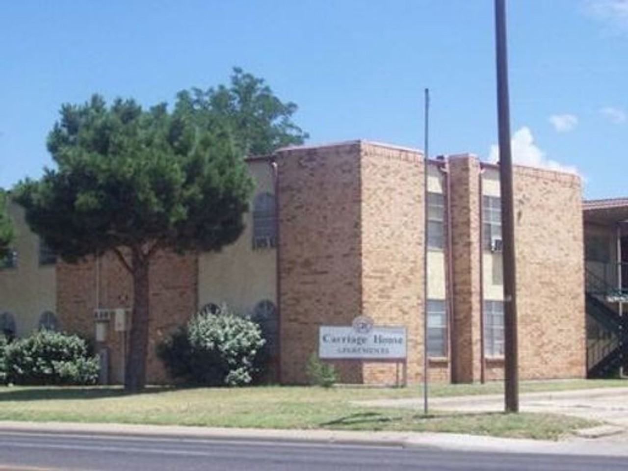 CARRIAGE HOUSE APARTMENTS - Photo 6 of 17