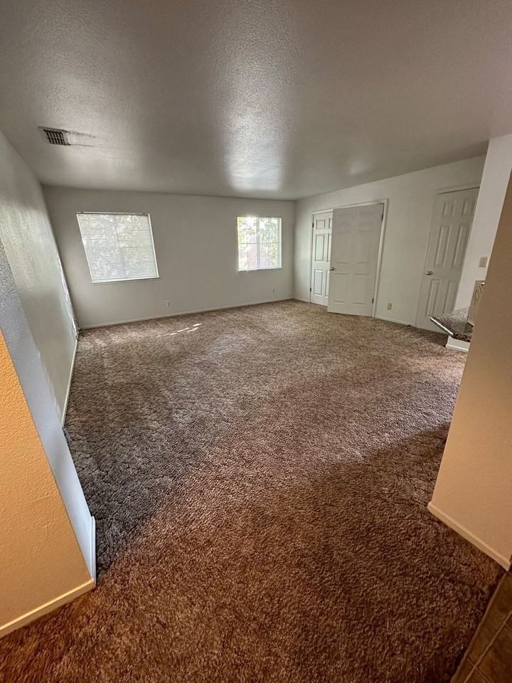 1019-1021 W 5th St - Photo 4 of 19