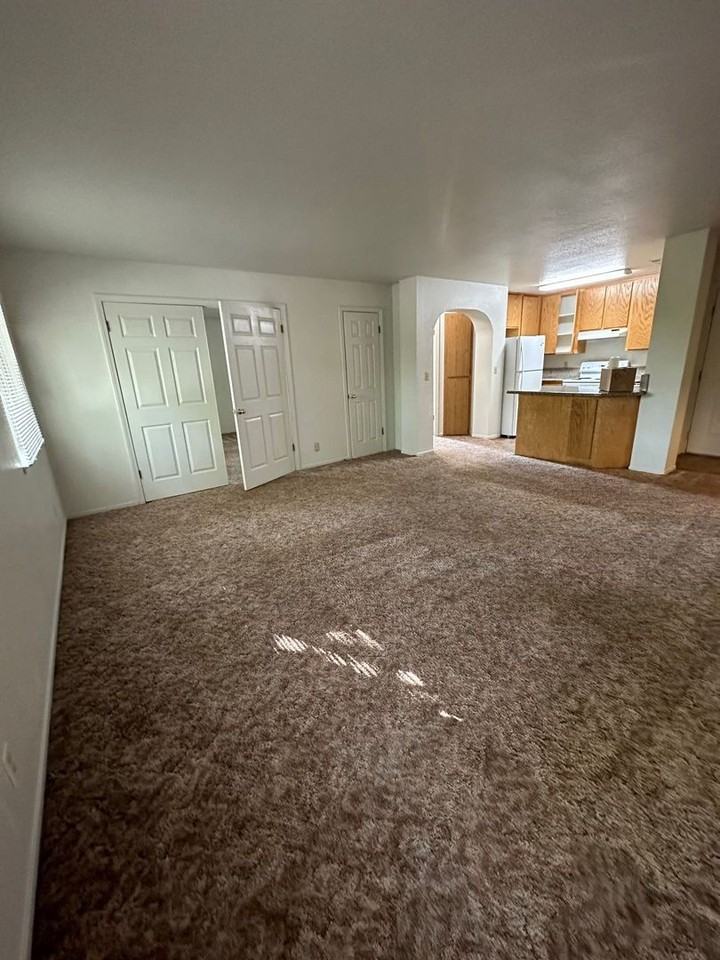 1019-1021 W 5th St - Photo 5 of 19