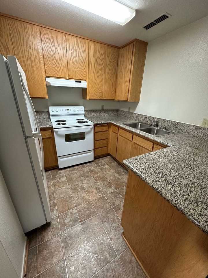 1019-1021 W 5th St - Photo 2 of 19