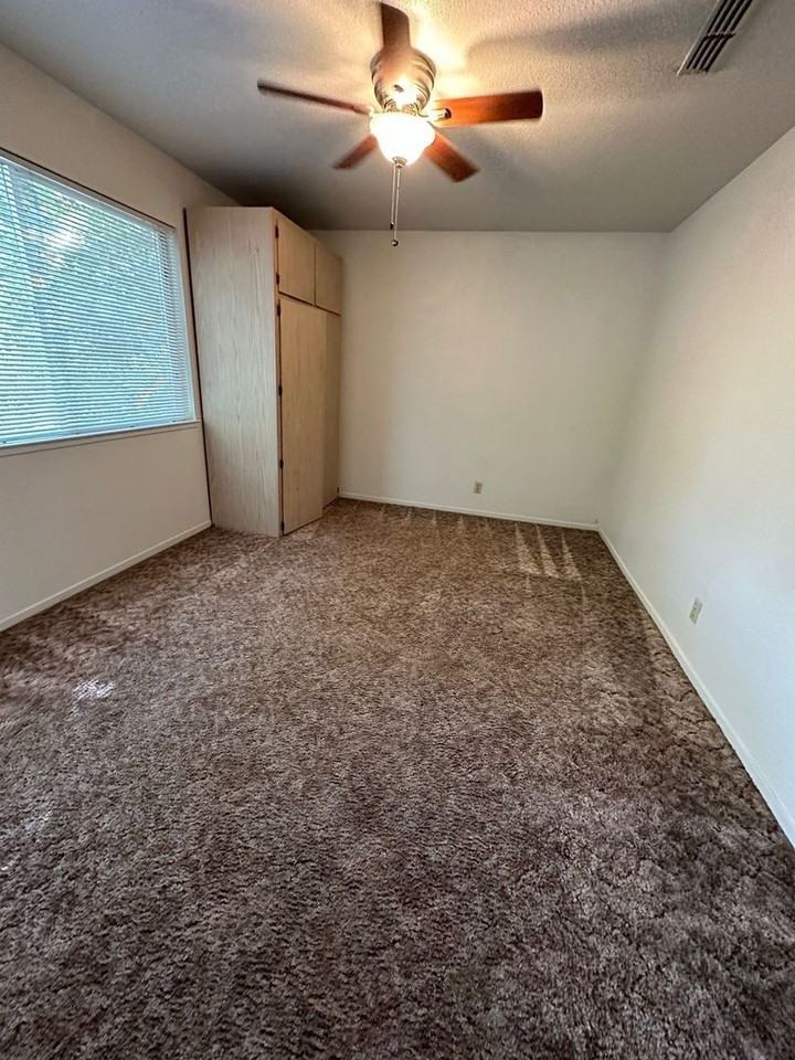 1019-1021 W 5th St - Photo 6 of 19