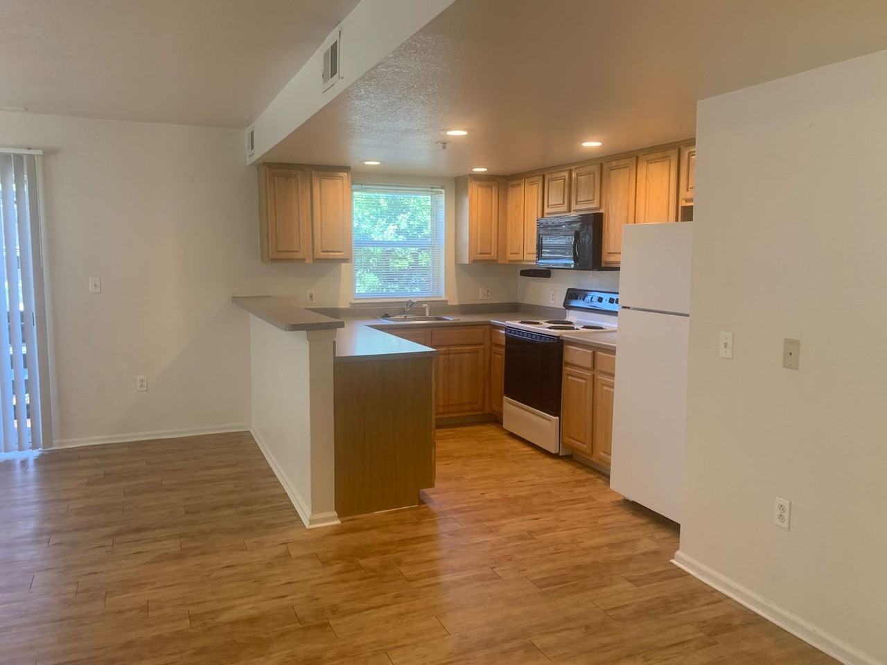 845 30th St. - Photo 3 of 19