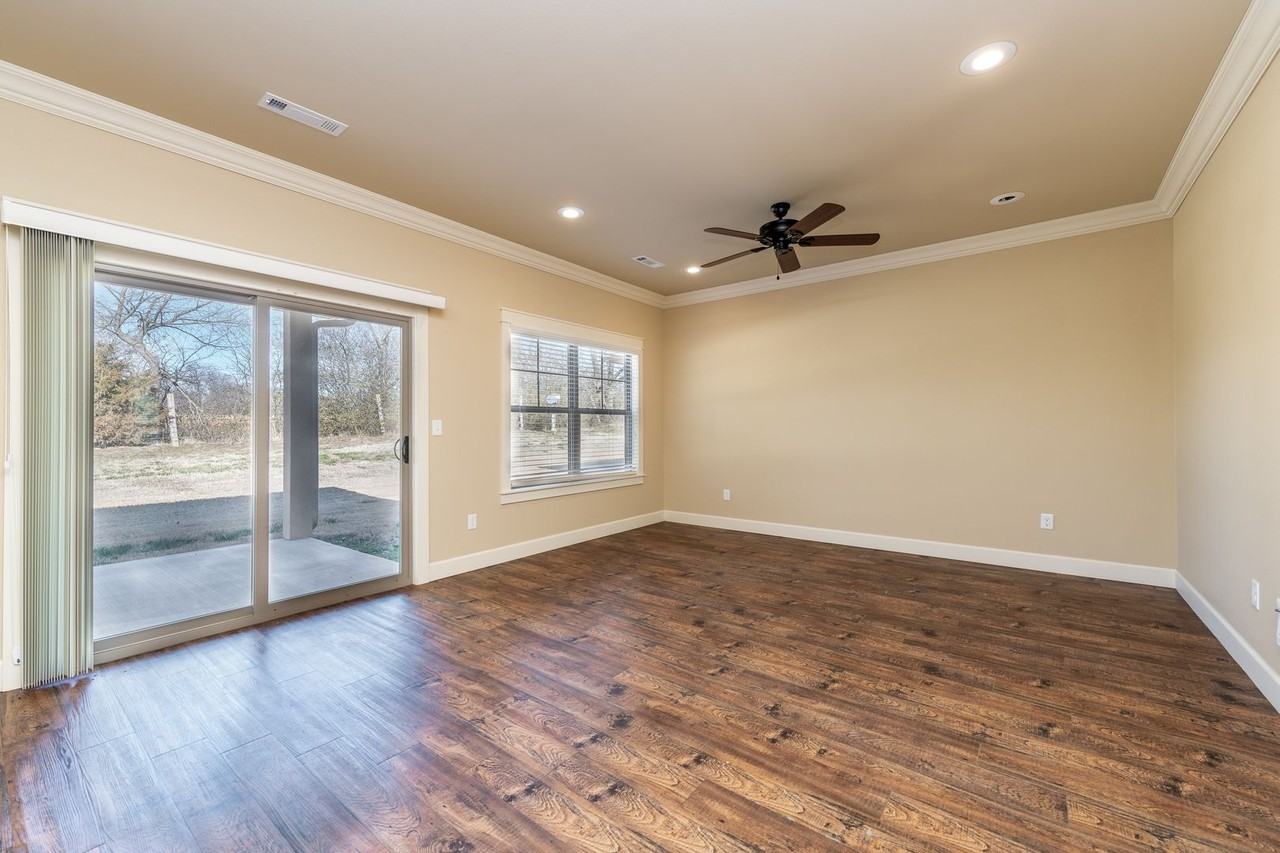 701 S Mock St - Photo 7 of 38