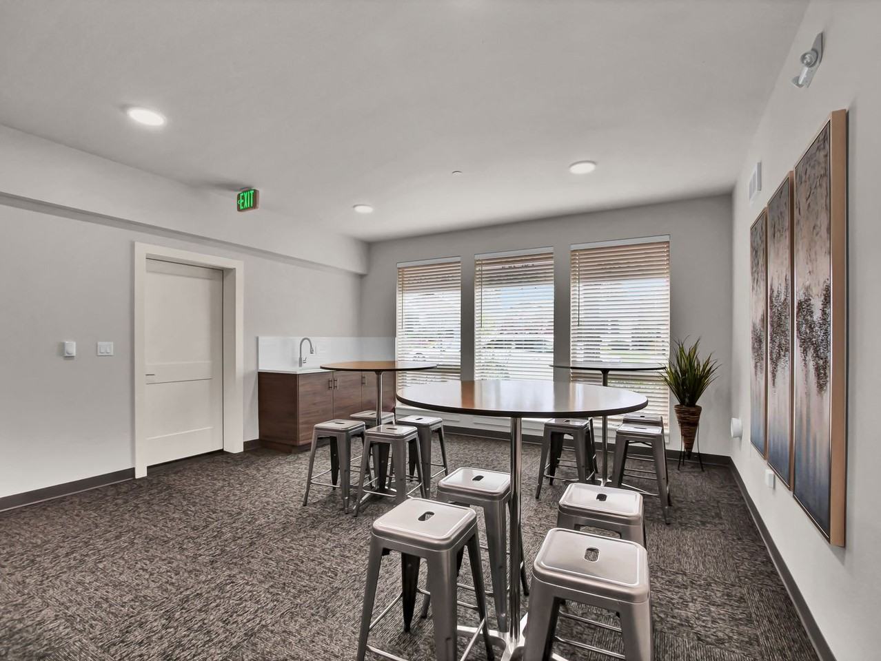 7350 N Greenwich Ave - Photo 2 of 42