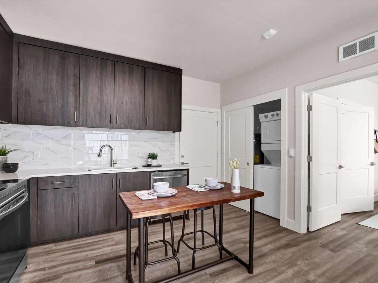 7350 N Greenwich Ave - Photo 6 of 42
