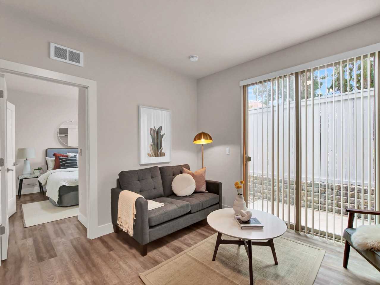 7350 N Greenwich Ave - Photo 7 of 42
