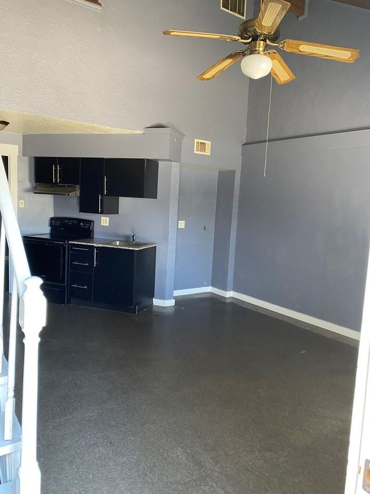 2200 - Photo 2 of 10