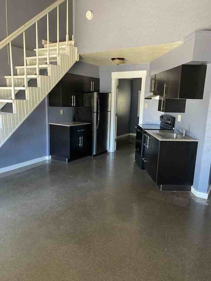 2200 - Photo 3 of 10