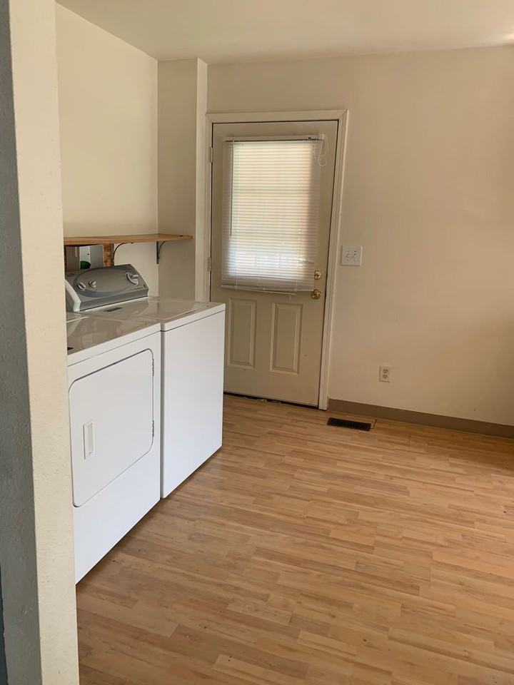 0955A006 - 913 N Albert St - Photo 3 of 12