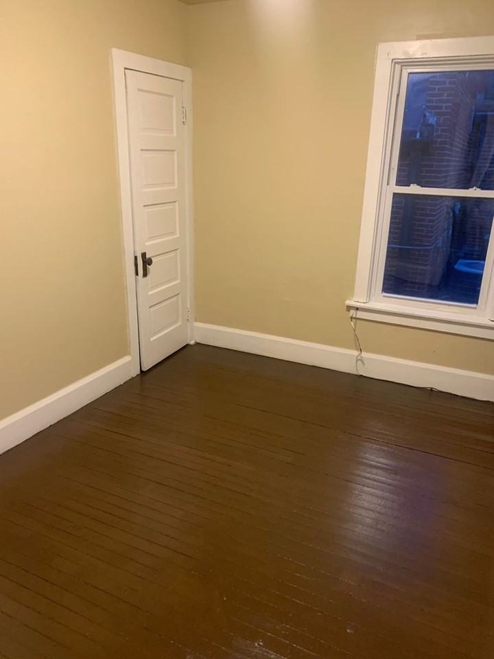 932 Center St - Duplex - Photo 2 of 7