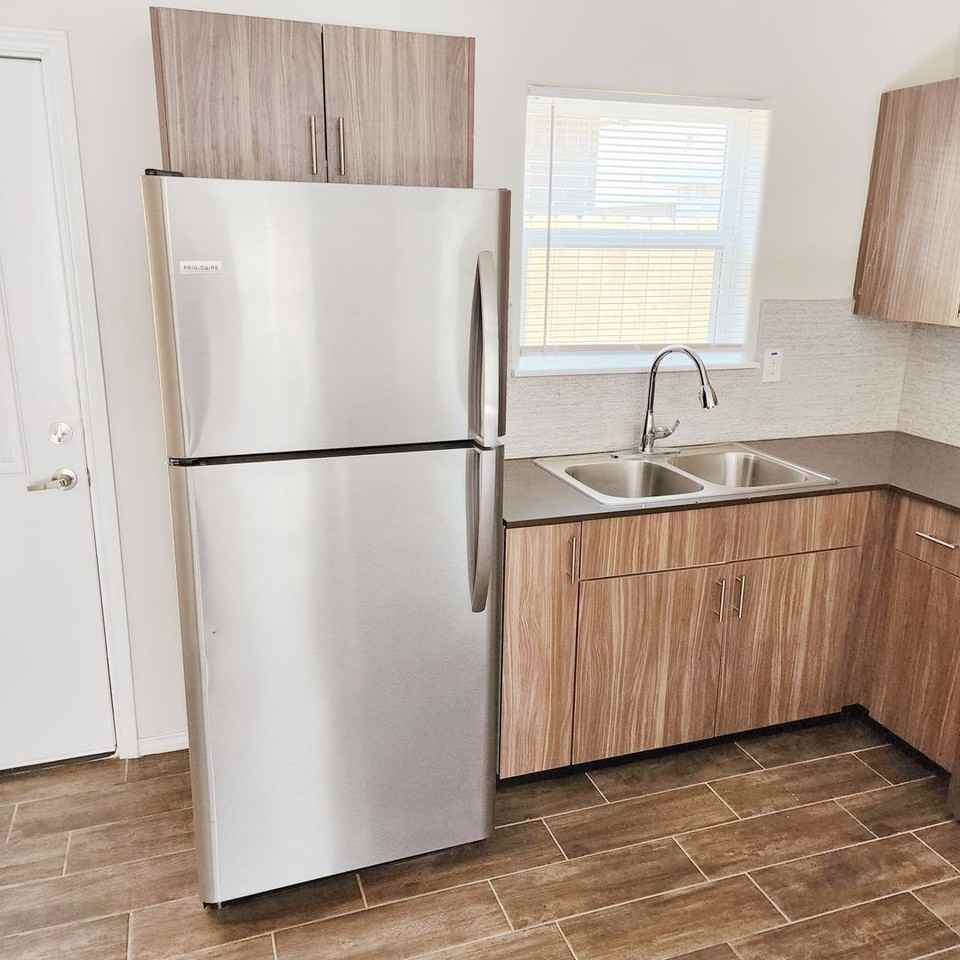 1601 Cortlandt St. - Photo 4 of 15