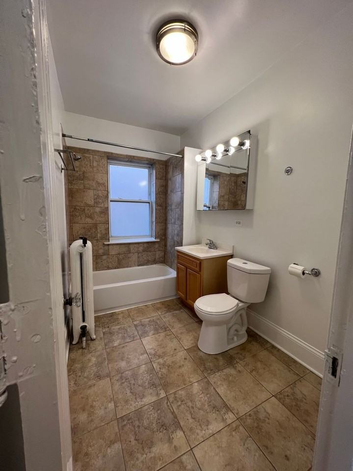 Beautiful Vintage Apartments Near Downtown Evanston - Photo 4 of 11