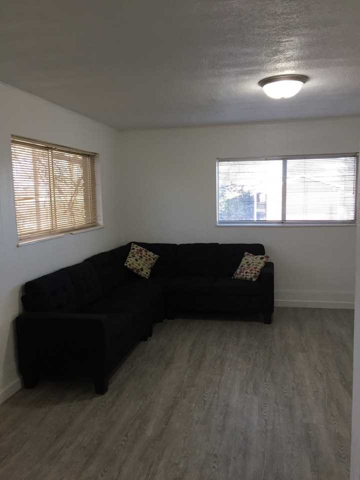 Camino Manor - Photo 4 of 12