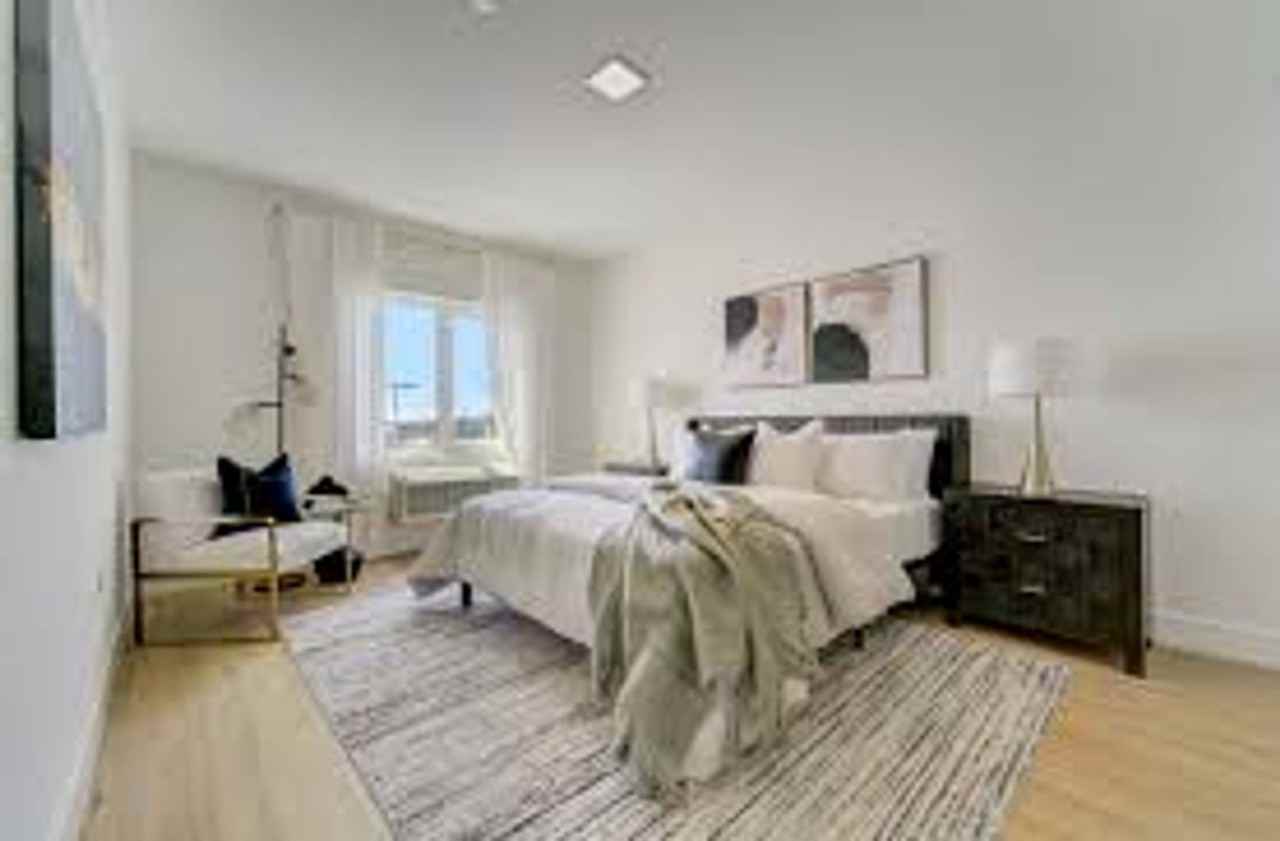 20 Grand - Photo 3 of 10