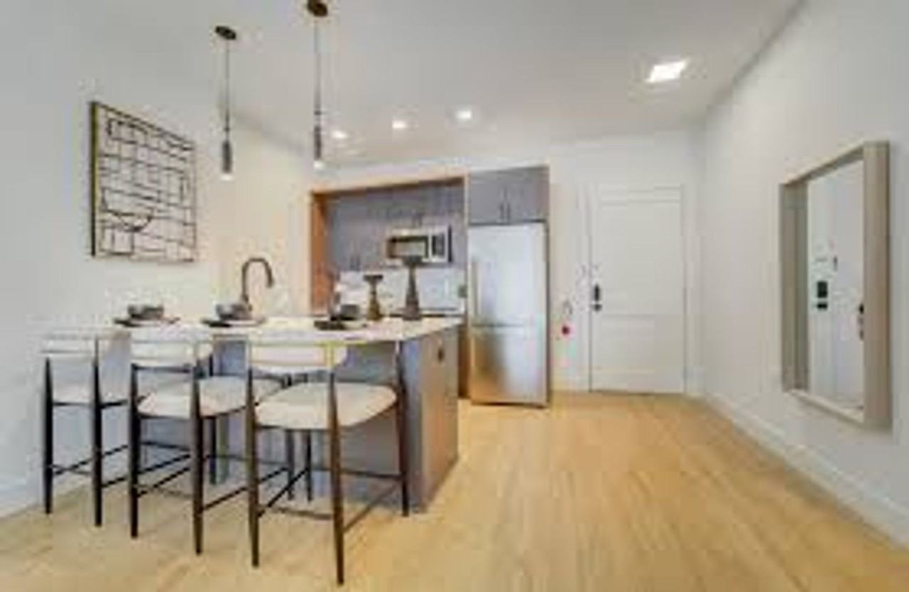 20 Grand - Photo 7 of 10